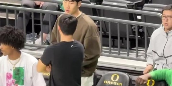乐鱼体育下载-张博源访问俄勒冈大学 今日来到现场观战球队和林葳的比赛